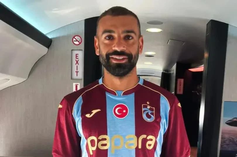 Jugador con camiseta de Trabzonspor en avión Jugador con camiseta de Trabzonspor en avión