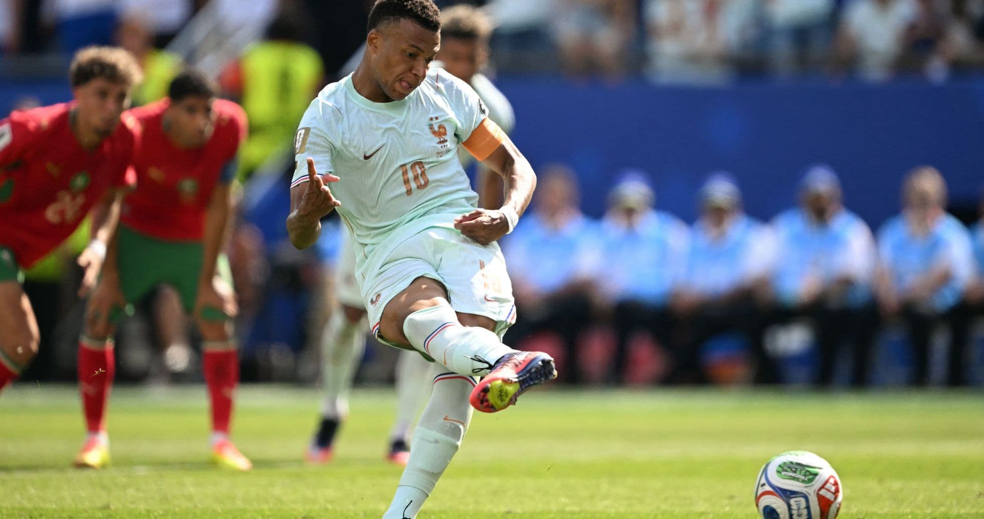 Jugador ejecutando un penalti durante el partido Jugador ejecutando un penalti durante el partido