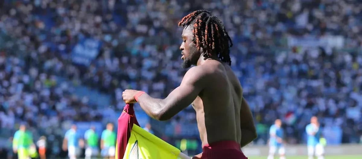 Jugador quitándose la camiseta durante el partido Jugador quitándose la camiseta durante el partido