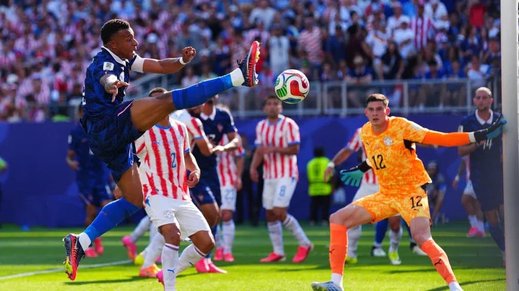 Jugador chutando el balón en el área rival Jugador chutando el balón en el área rival
