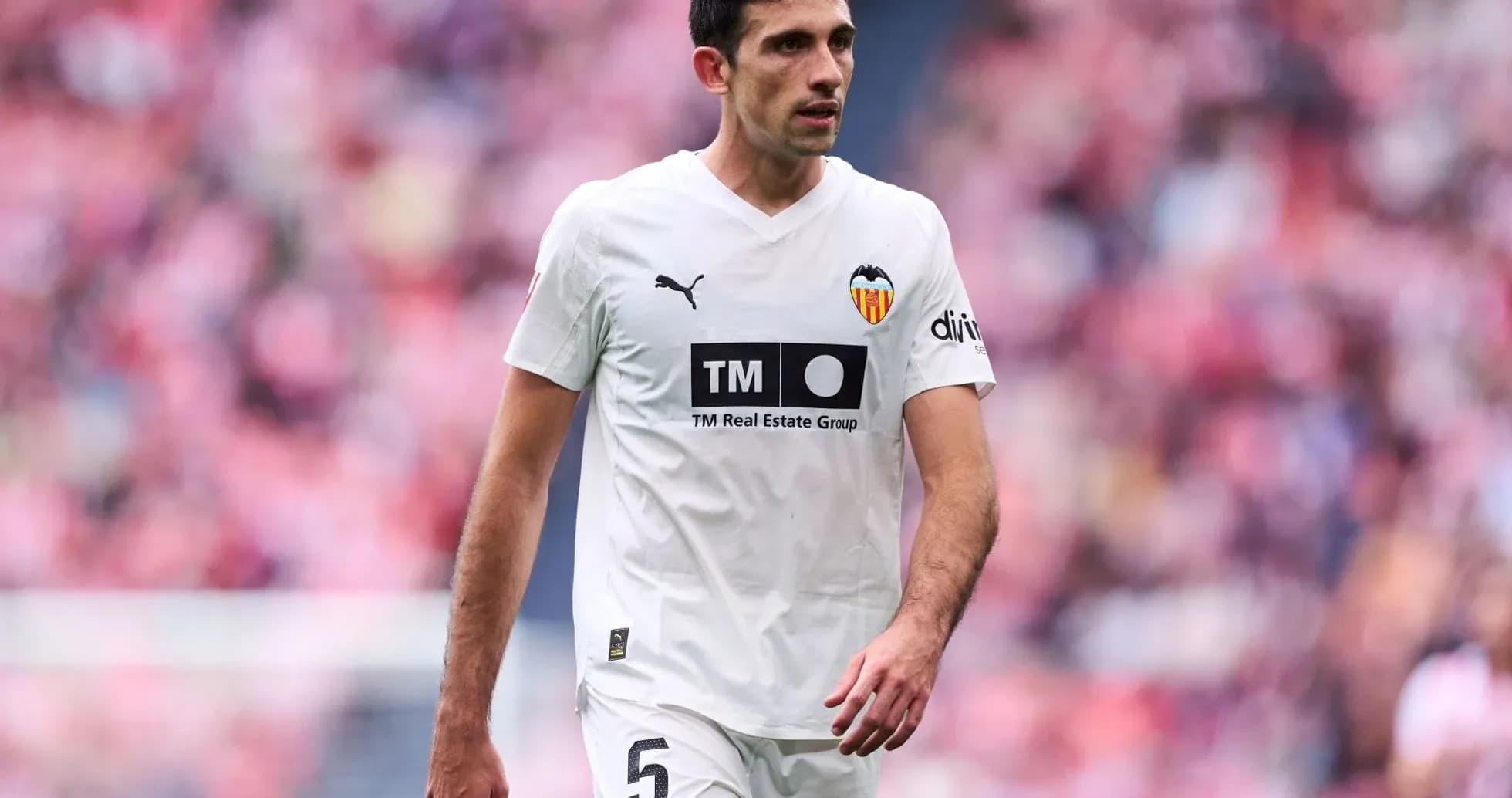 Jugador del Valencia en acción durante el partido Jugador del Valencia en acción durante el partido