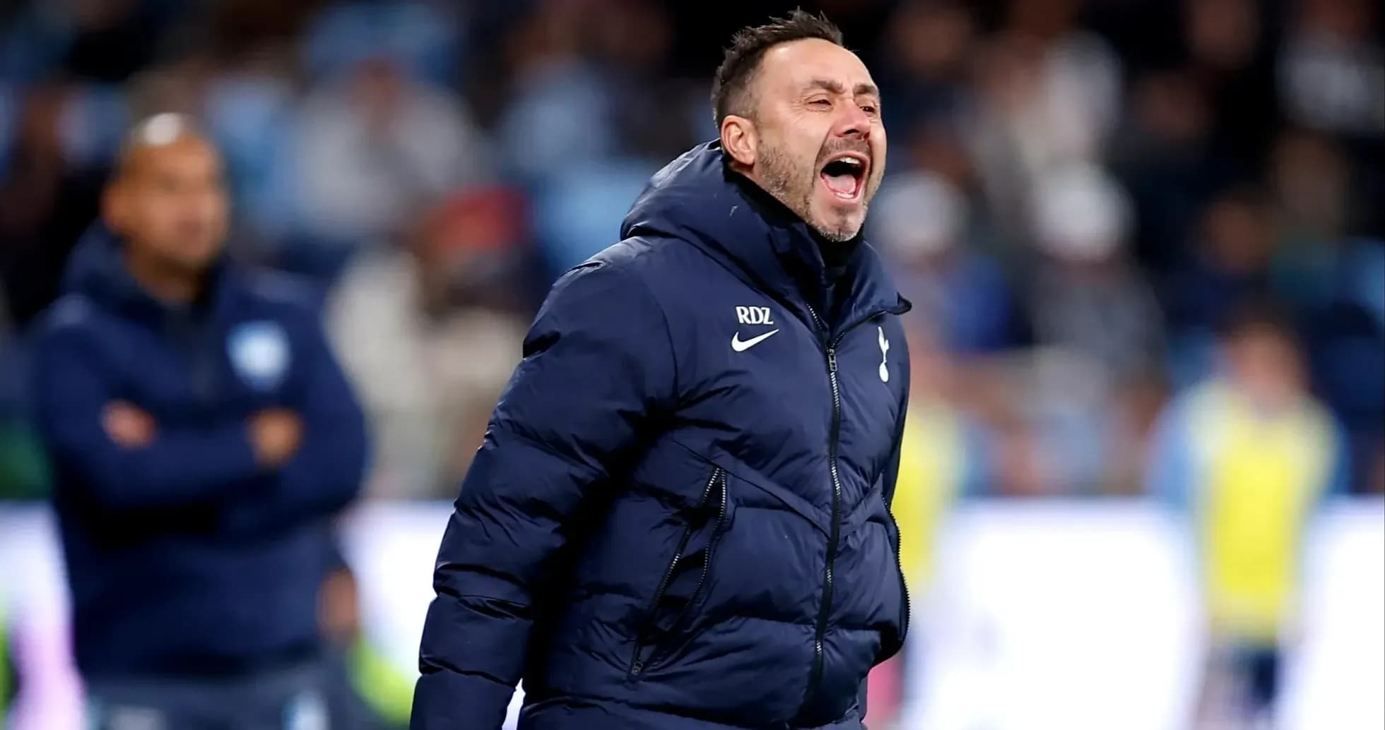 Entrenador gritando en la línea de banda Entrenador gritando en la línea de banda