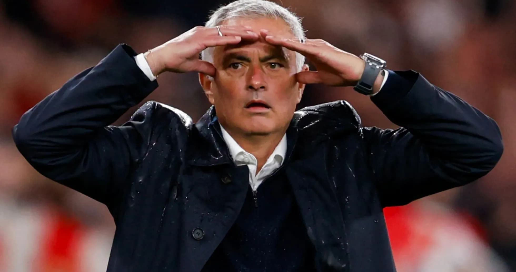 Entrenador observando el partido con las manos en la cabeza Entrenador observando el partido con las manos en la cabeza