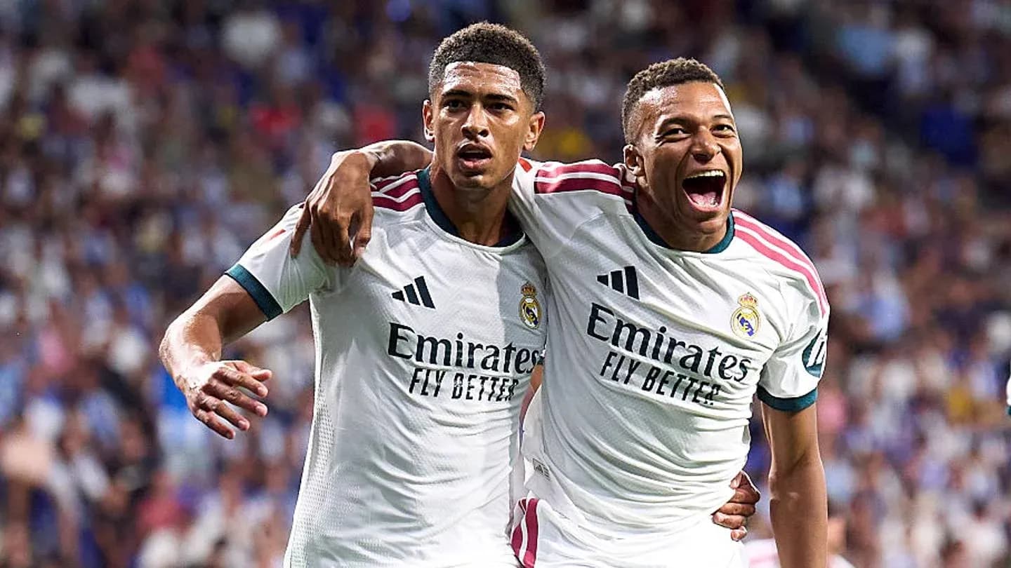 Jugadores de Real Madrid celebrando un gol juntos Jugadores de Real Madrid celebrando un gol juntos