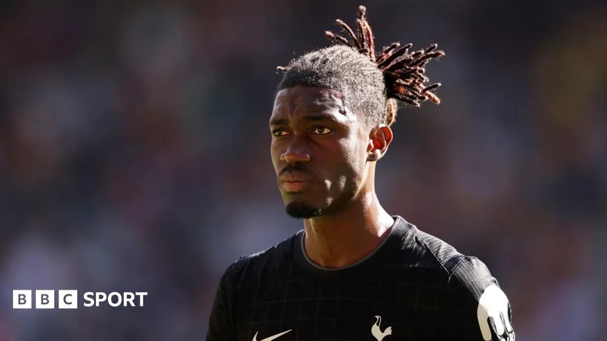 Jugador de Tottenham con camiseta negra en el campo Jugador de Tottenham con camiseta negra en el campo