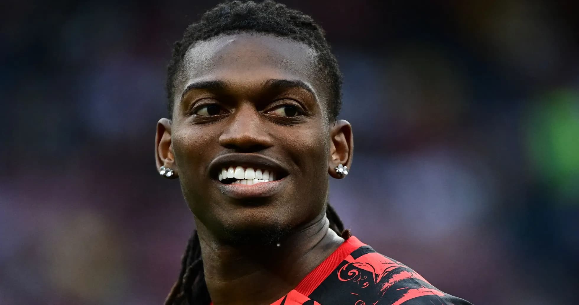 Jugador sonriendo en uniforme de fútbol rojo Jugador sonriendo en uniforme de fútbol rojo