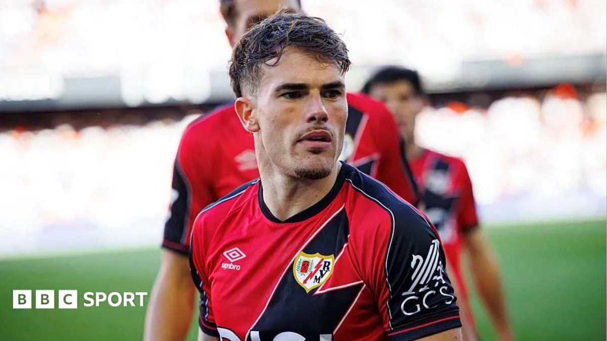 Jugador de Rayo Vallecano en el campo de juego Jugador de Rayo Vallecano en el campo de juego