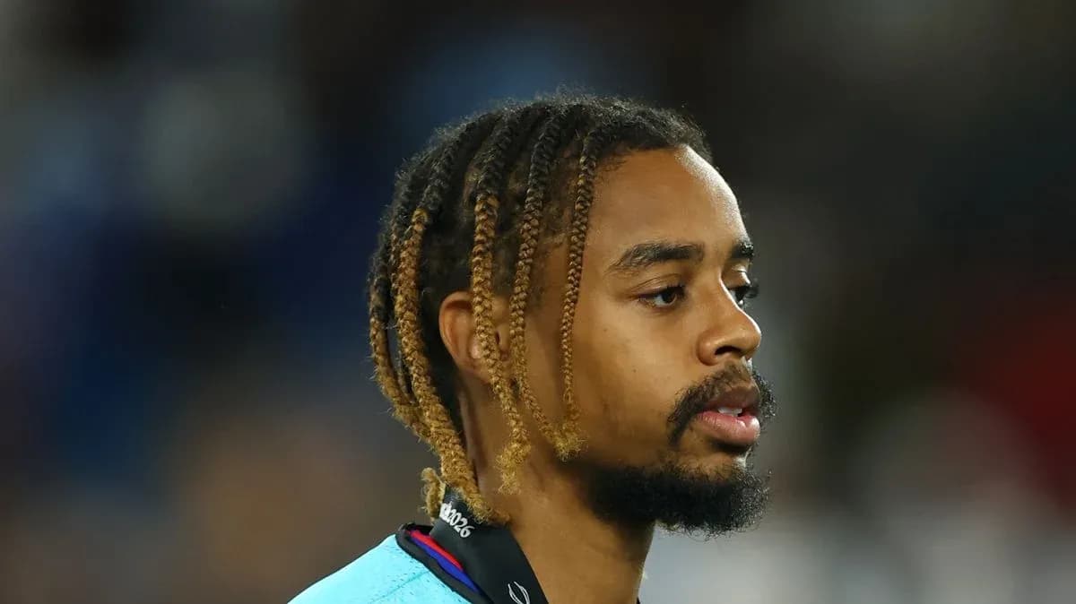 Jugador con trenzas, mirando hacia un lado Jugador con trenzas, mirando hacia un lado