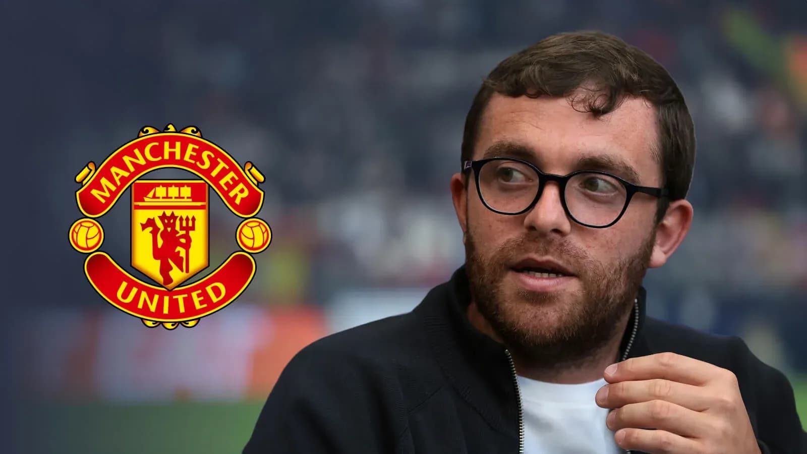 Persona hablando con el logo de Manchester United Persona hablando con el logo de Manchester United