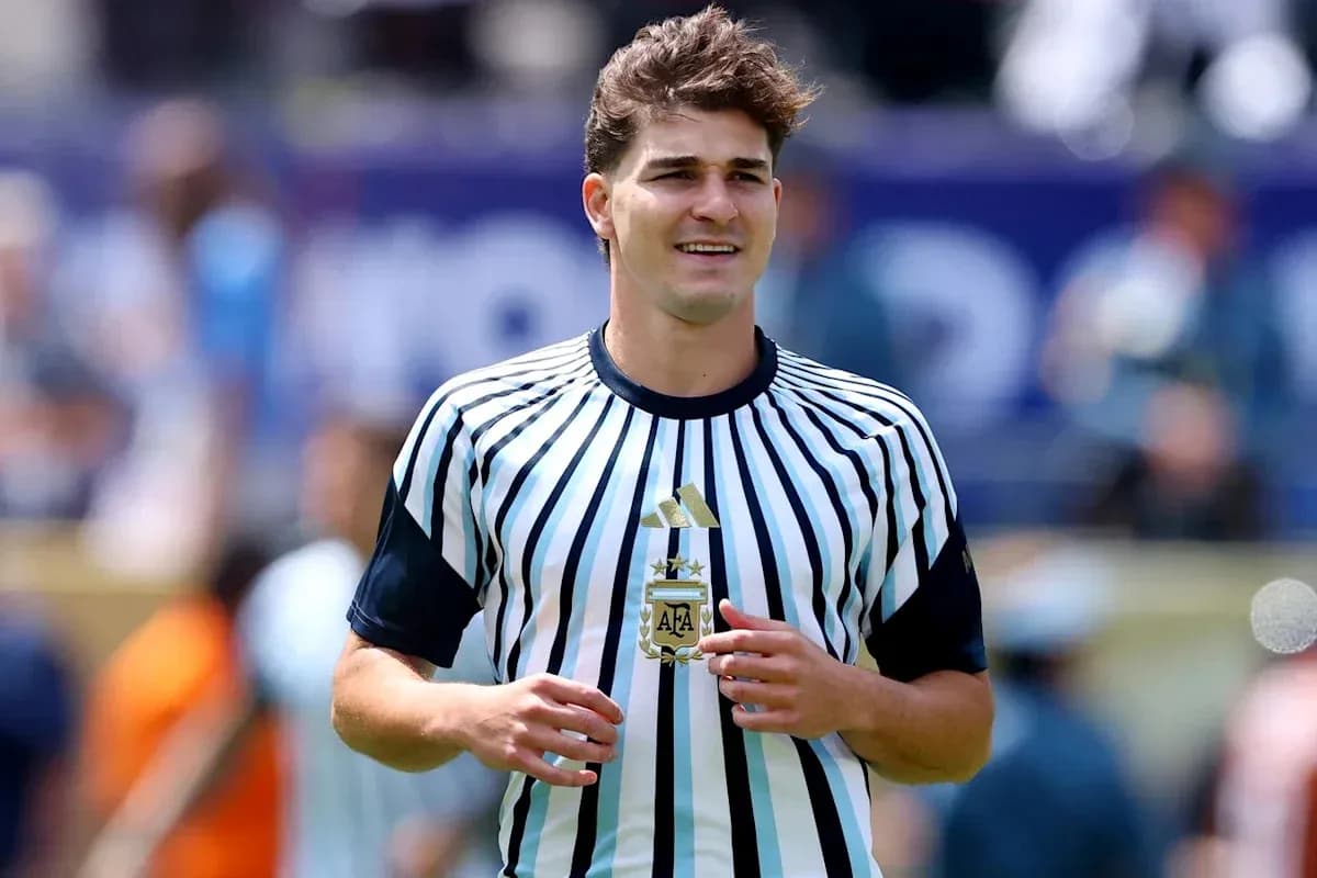 Jugador con camiseta de árbitro de Argentina en el campo Jugador con camiseta de árbitro de Argentina en el campo