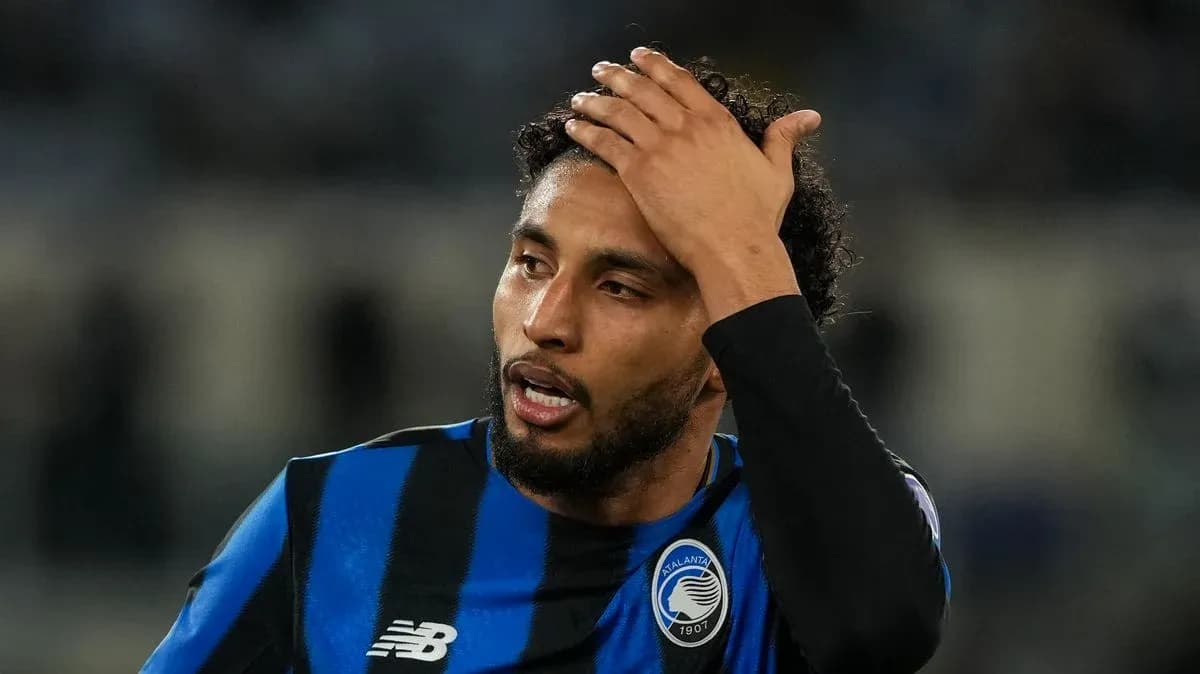 Jugador de Atalanta tocándose la cabeza durante partido Jugador de Atalanta tocándose la cabeza durante partido