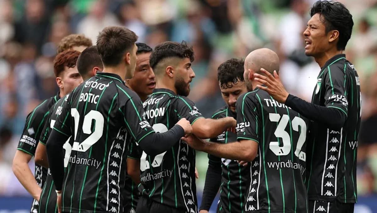 Jugadores de equipo celebrando en el campo de juego Jugadores de equipo celebrando en el campo de juego
