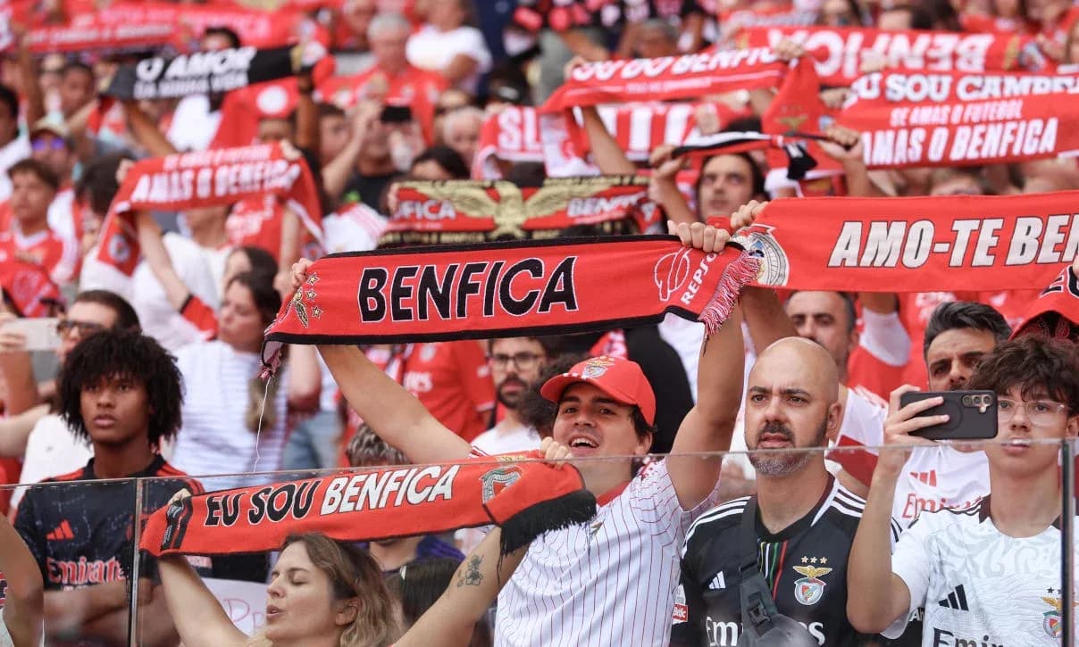 Aficionados de Benfica con bufandas en el estadio Aficionados de Benfica con bufandas en el estadio