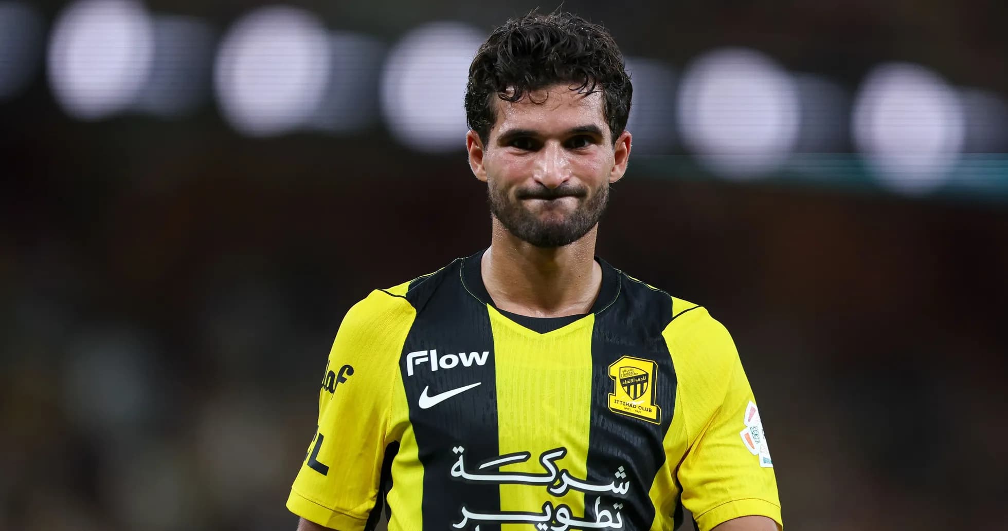 Jugador de Ittihad con camiseta amarilla y negra Jugador de Ittihad con camiseta amarilla y negra