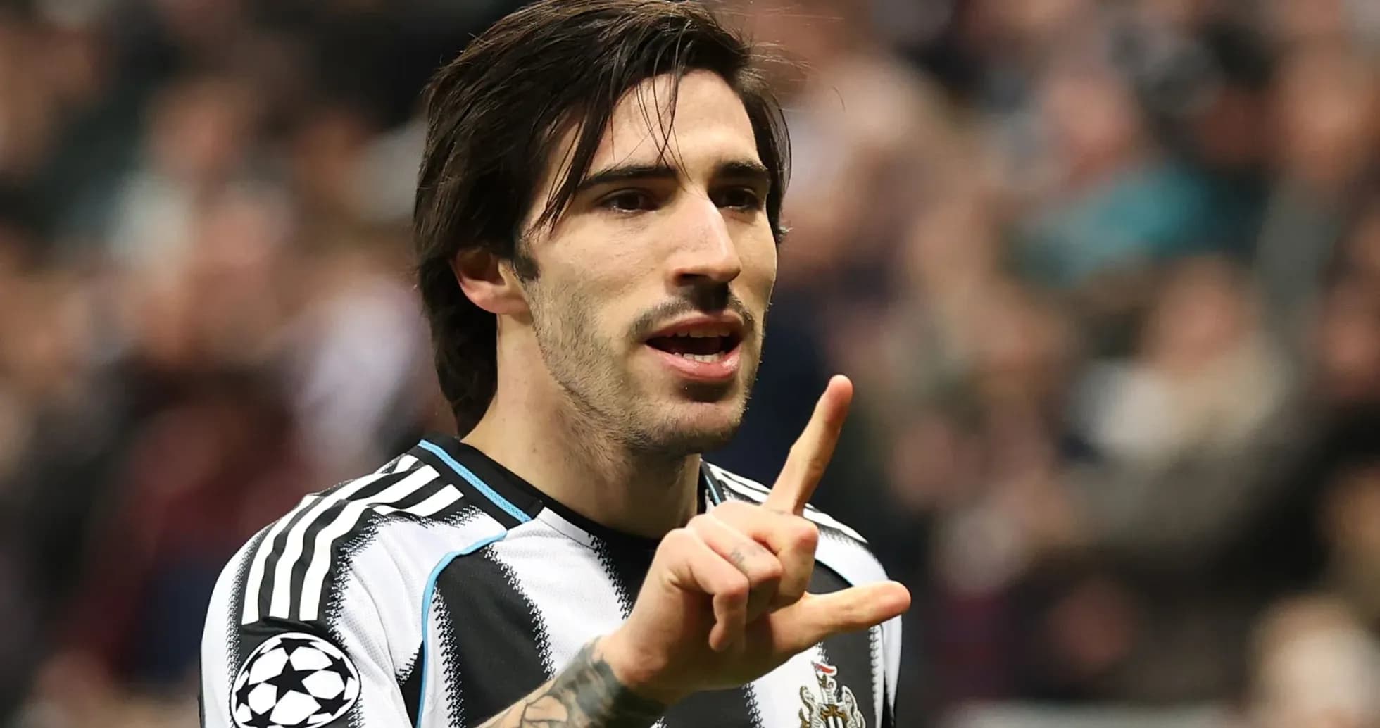 Jugador de Newcastle celebrando con un gesto de mano Jugador de Newcastle celebrando con un gesto de mano