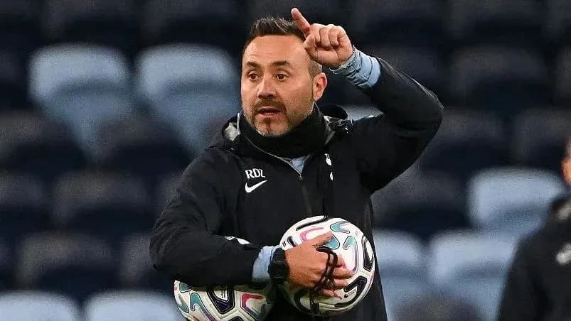 Entrenador señalando mientras sostiene balones de fútbol Entrenador señalando mientras sostiene balones de fútbol