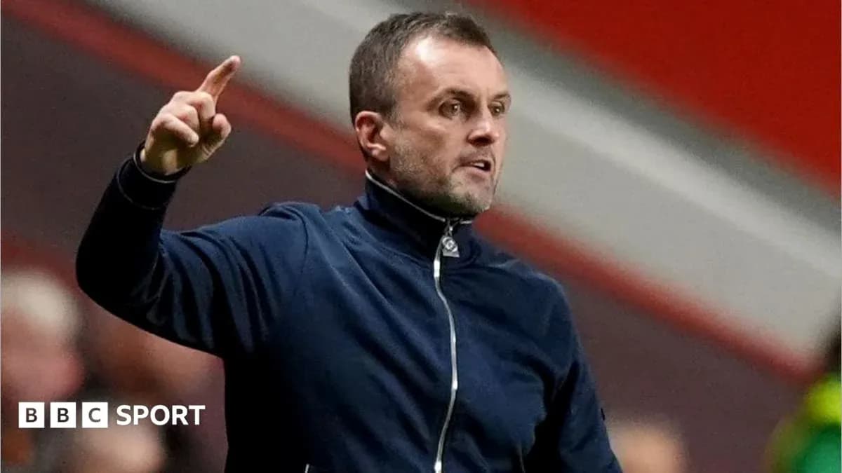 Entrenador señalando durante un partido de fútbol Entrenador señalando durante un partido de fútbol