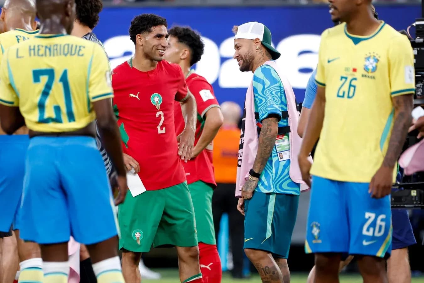 Jugadores de Marruecos y Brasil conversando tras el partido Jugadores de Marruecos y Brasil conversando tras el partido
