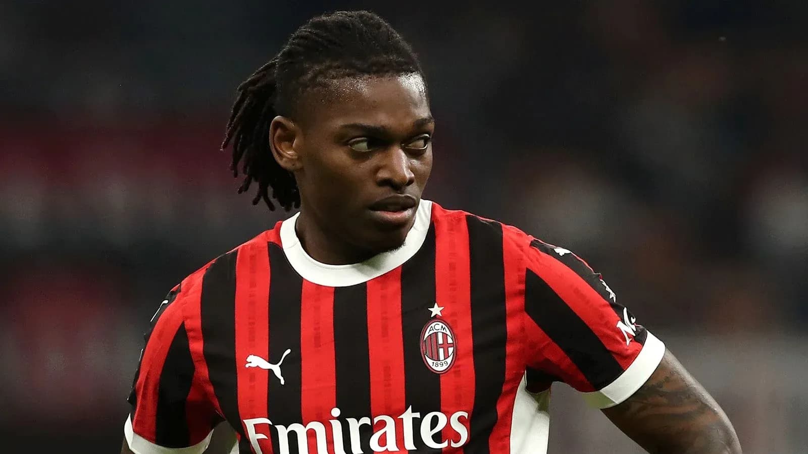 Jugador de AC Milan con camiseta roja y negra Jugador de AC Milan con camiseta roja y negra