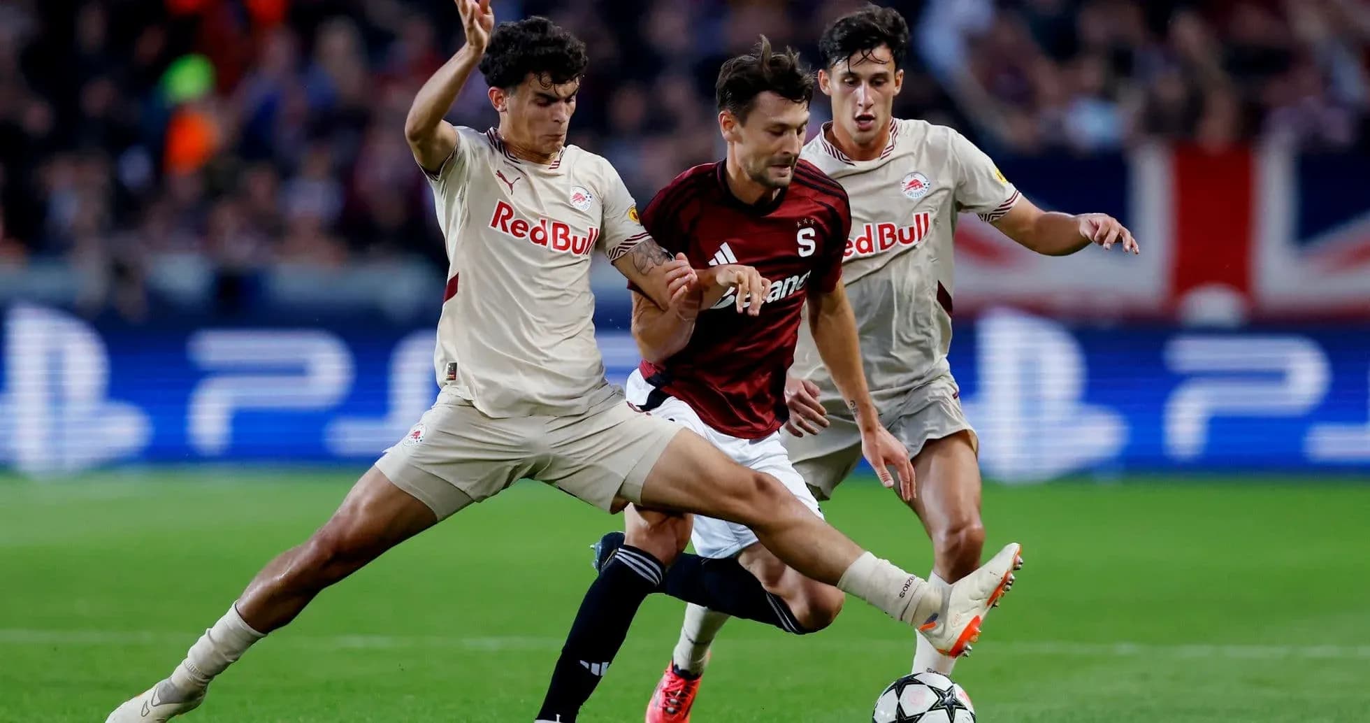 Jugadores de Red Bull Salzburg y Sparta Praha en acción Jugadores de Red Bull Salzburg y Sparta Praha en acción