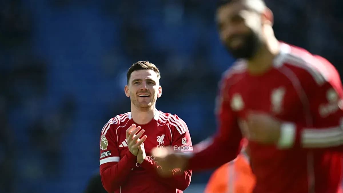 Jugadores de Liverpool aplaudiendo tras el partido Jugadores de Liverpool aplaudiendo tras el partido