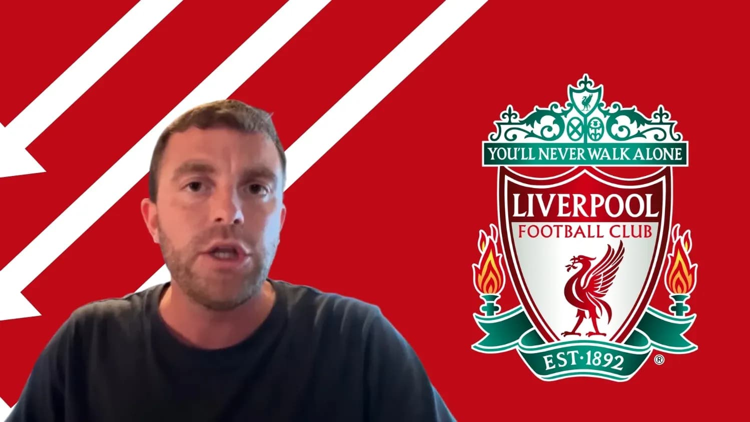 Hombre hablando frente al logo del Liverpool FC Hombre hablando frente al logo del Liverpool FC
