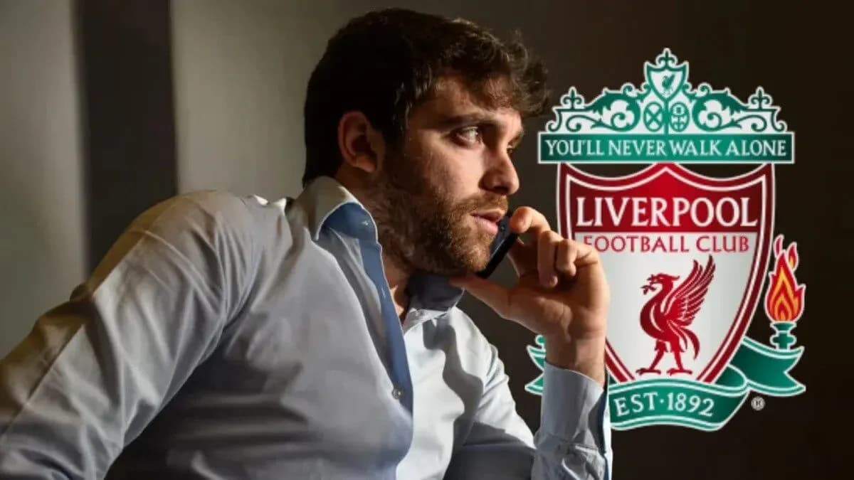 Hombre hablando por teléfono con logo de Liverpool FC Hombre hablando por teléfono con logo de Liverpool FC
