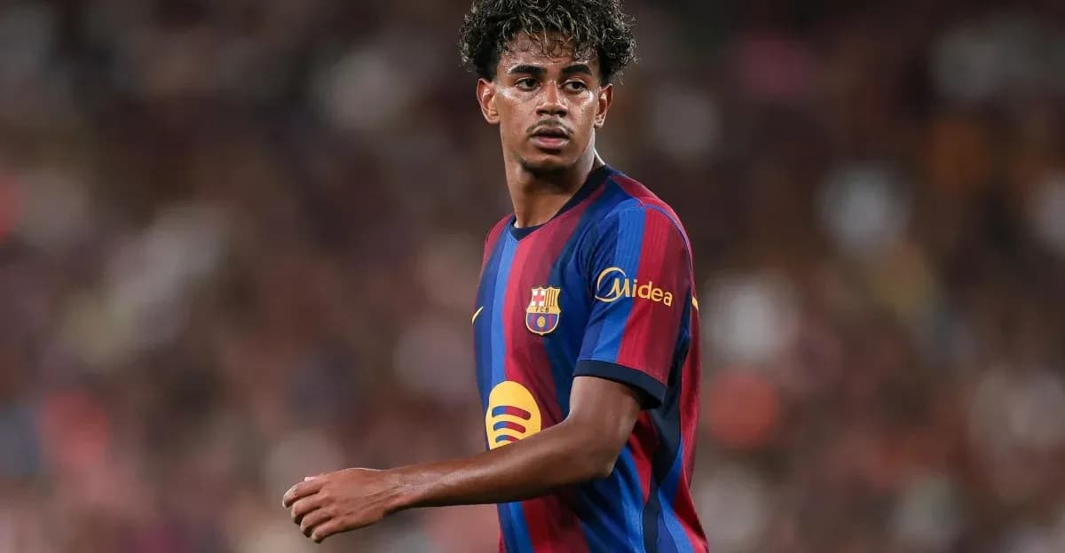 Jugador de Barcelona en el campo durante un partido Jugador de Barcelona en el campo durante un partido