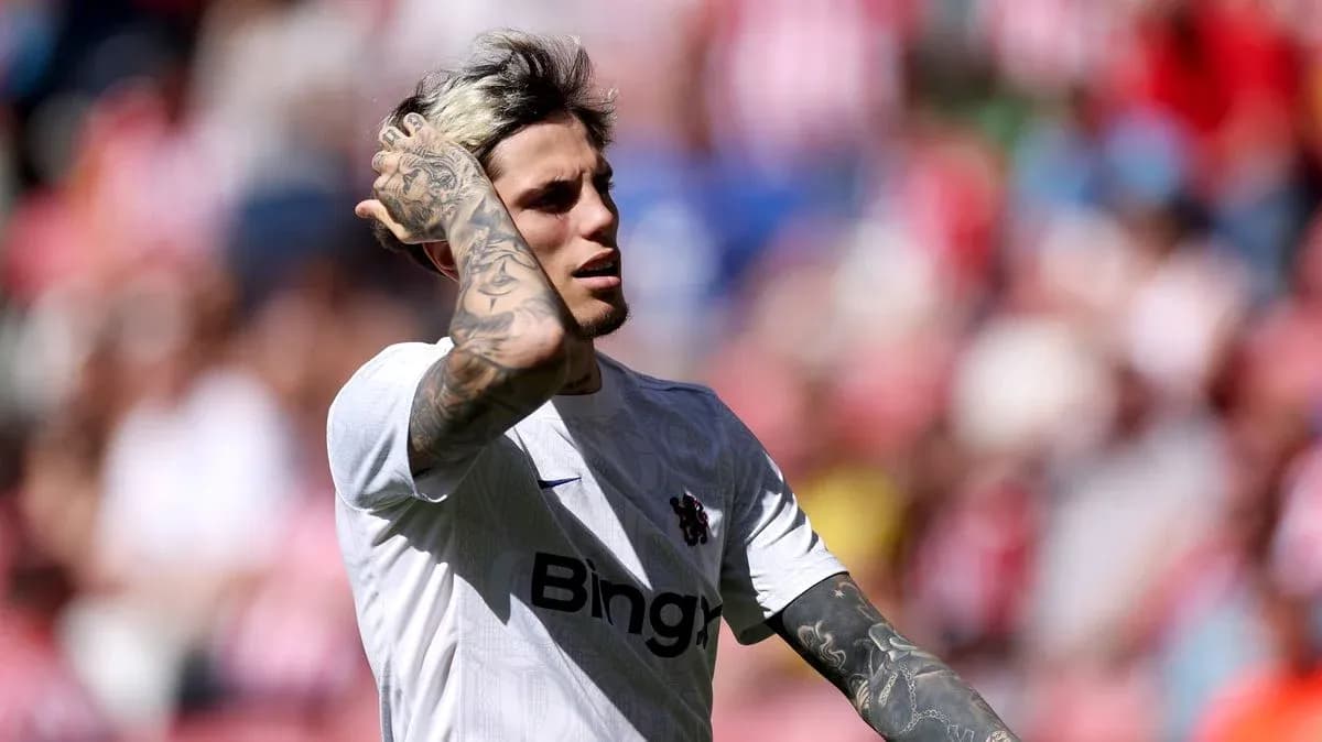 Jugador con tatuajes en camiseta durante el partido Jugador con tatuajes en camiseta durante el partido