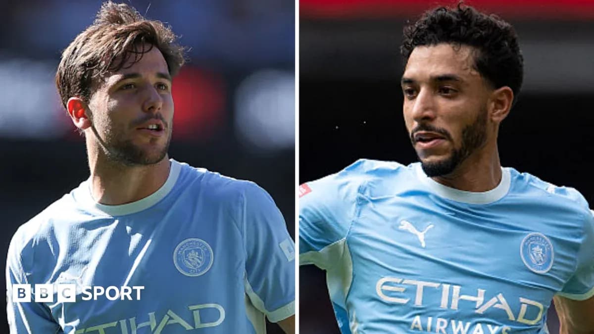 Dos jugadores de Manchester City en uniforme azul Dos jugadores de Manchester City en uniforme azul