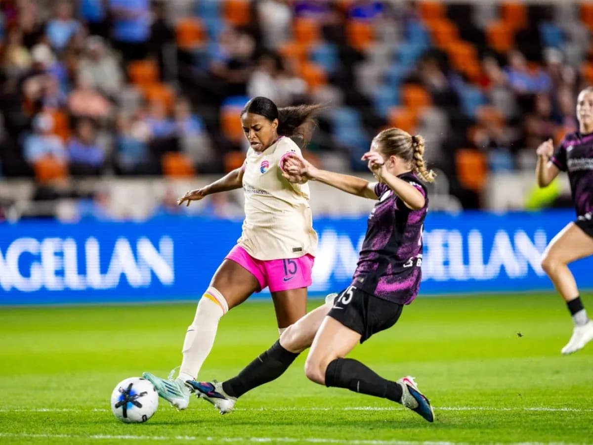 Jugadora de Orlando Pride desafiando a San Diego Wave Jugadora de Orlando Pride desafiando a San Diego Wave