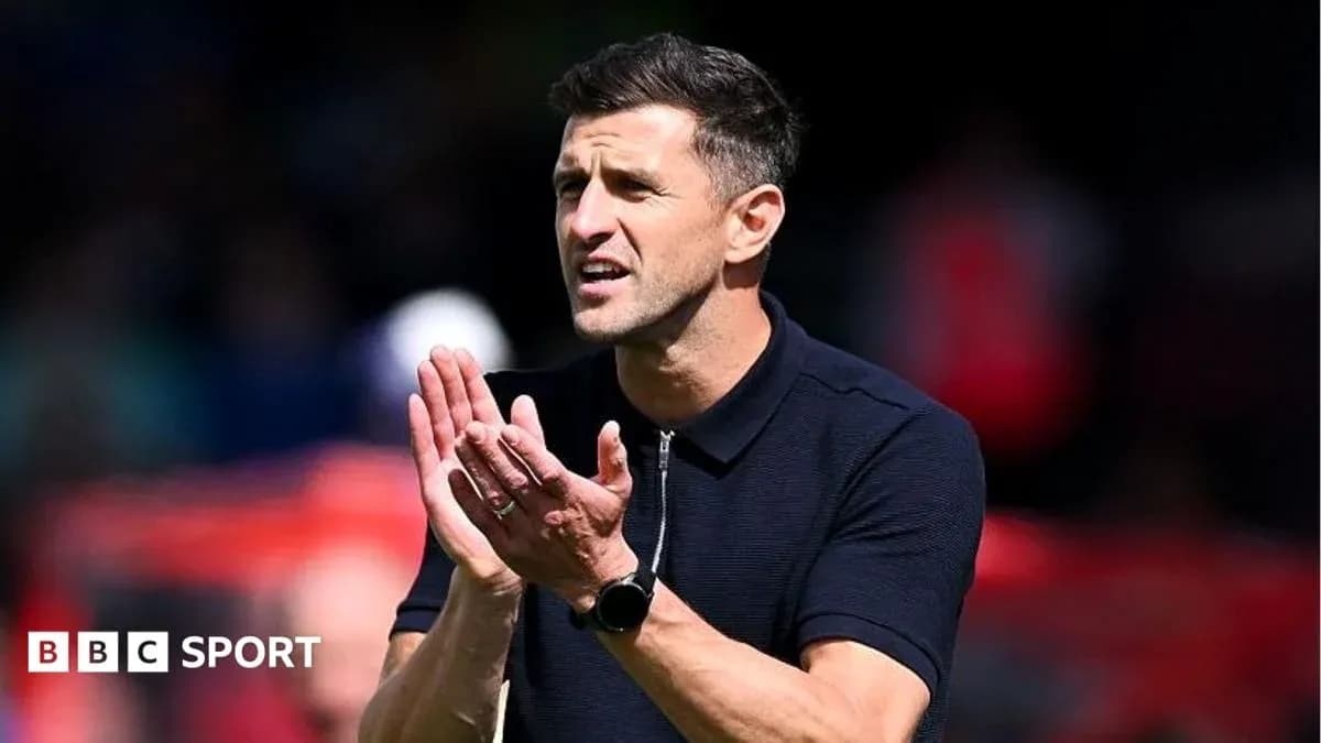 Entrenador aplaudiendo durante un partido Entrenador aplaudiendo durante un partido
