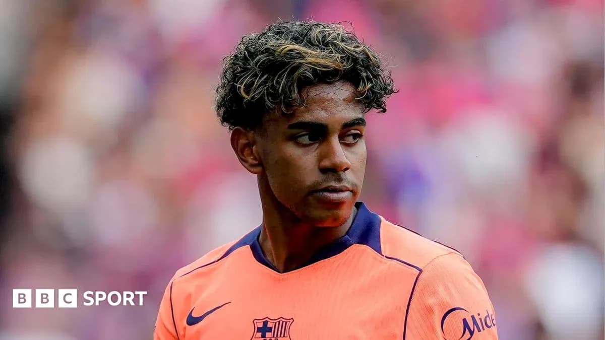 Jugador de Barcelona en uniforme naranja en el campo Jugador de Barcelona en uniforme naranja en el campo