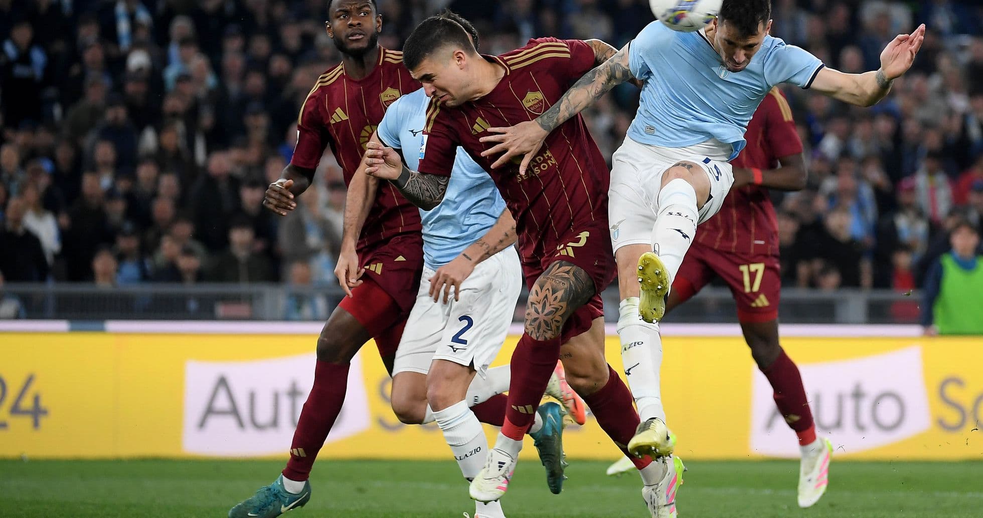 Jugadores de AS Roma y Lazio disputando el balón Jugadores de AS Roma y Lazio disputando el balón