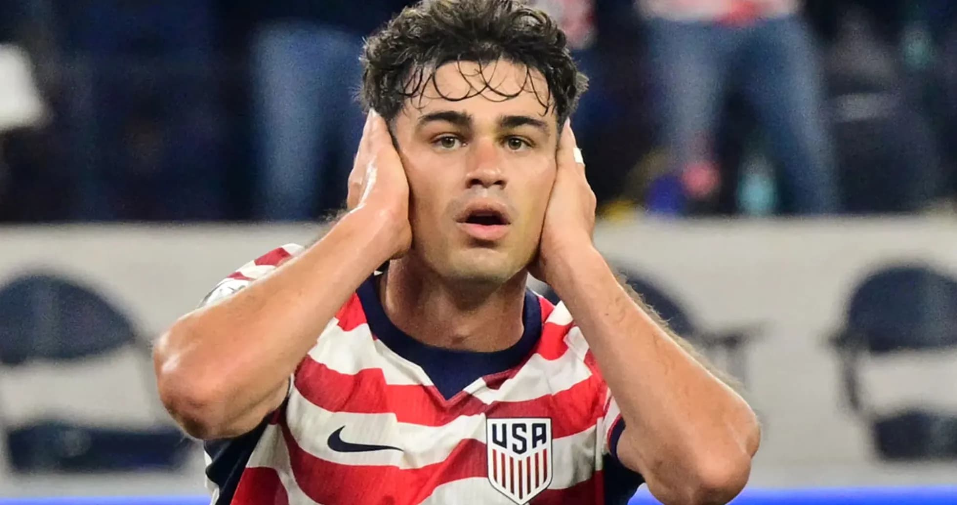 Jugador de Estados Unidos con manos en los oídos Jugador de Estados Unidos con manos en los oídos