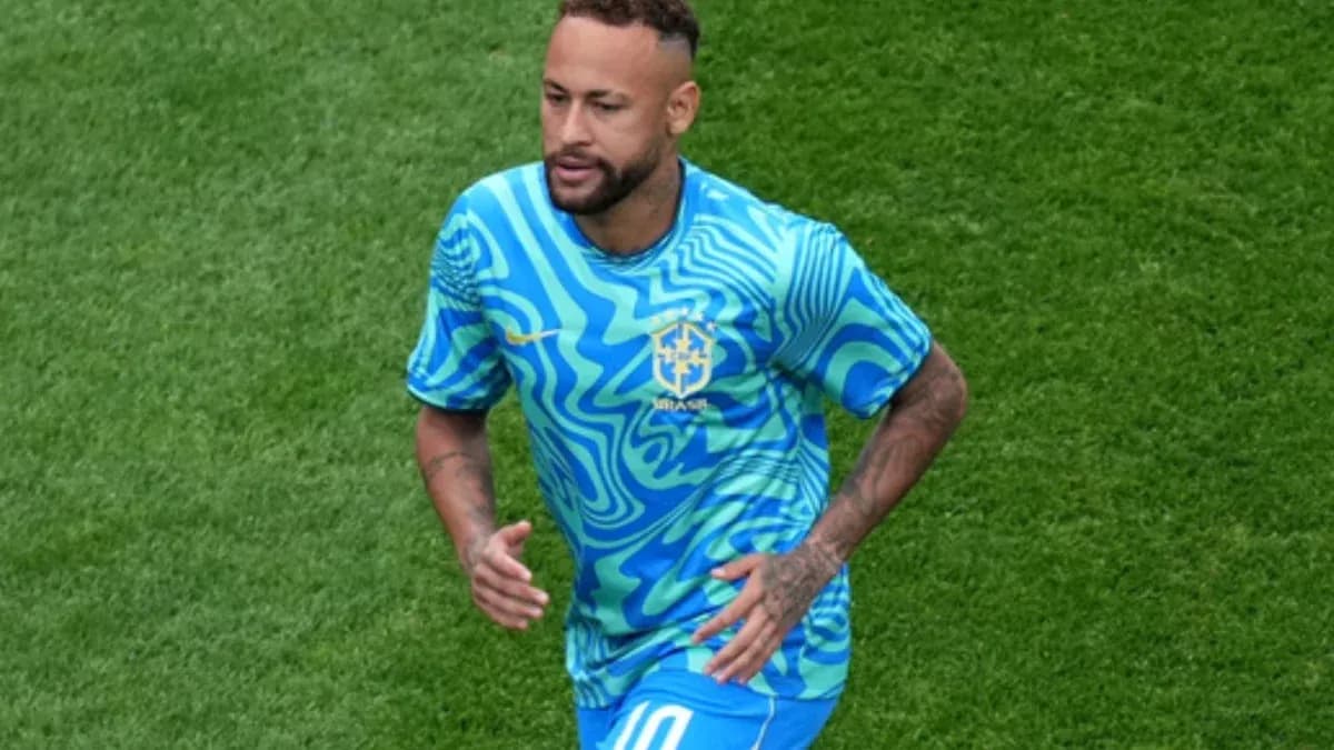 Neymar corriendo en el campo de entrenamiento Neymar corriendo en el campo de entrenamiento