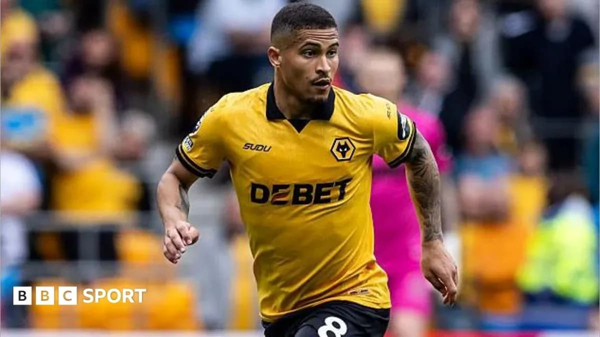 Jugador de Wolverhampton corriendo durante un partido Jugador de Wolverhampton corriendo durante un partido