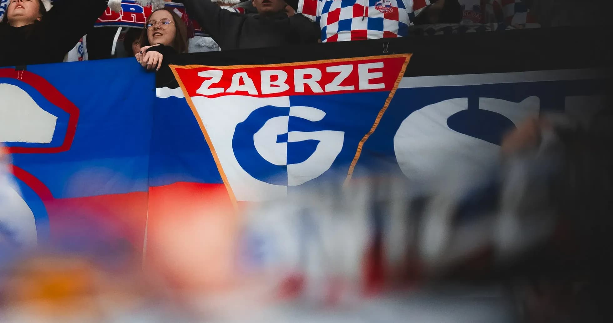 Aficionados con bandera de Górnik Zabrze Aficionados con bandera de Górnik Zabrze