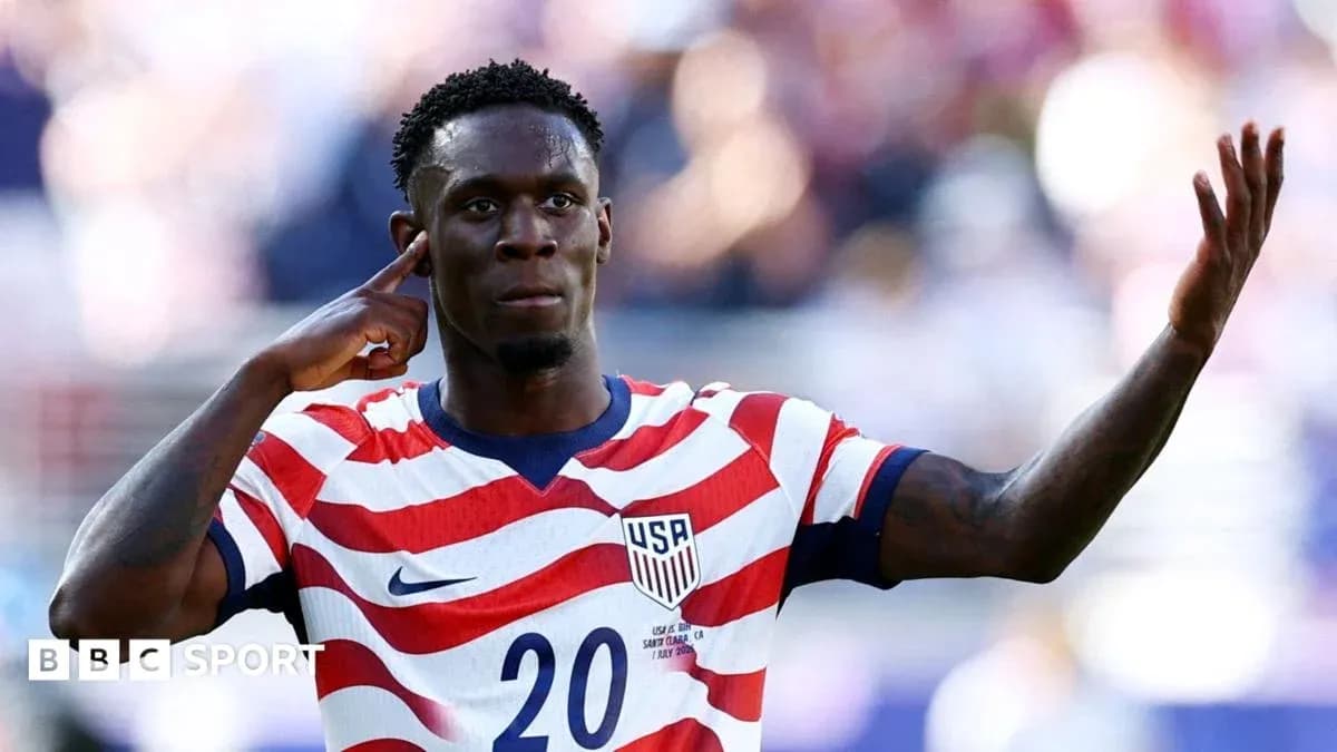 Jugador de Estados Unidos señalando durante el partido Jugador de Estados Unidos señalando durante el partido