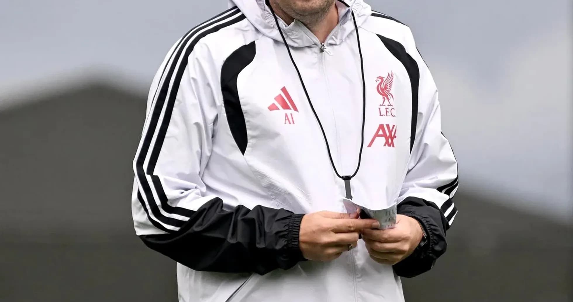 Entrenador de Liverpool caminando en la sesión de entrenamiento Entrenador de Liverpool caminando en la sesión de entrenamiento