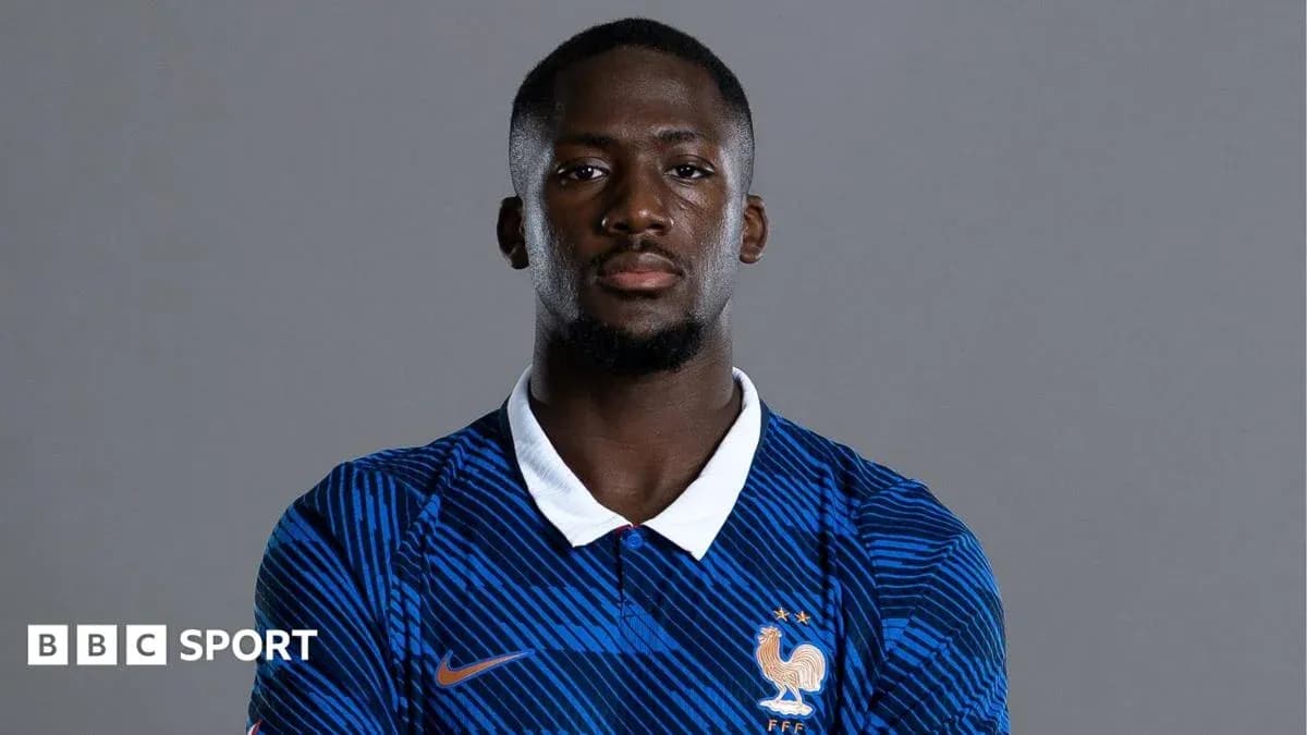 Jugador posando con camiseta de la selección francesa Jugador posando con camiseta de la selección francesa