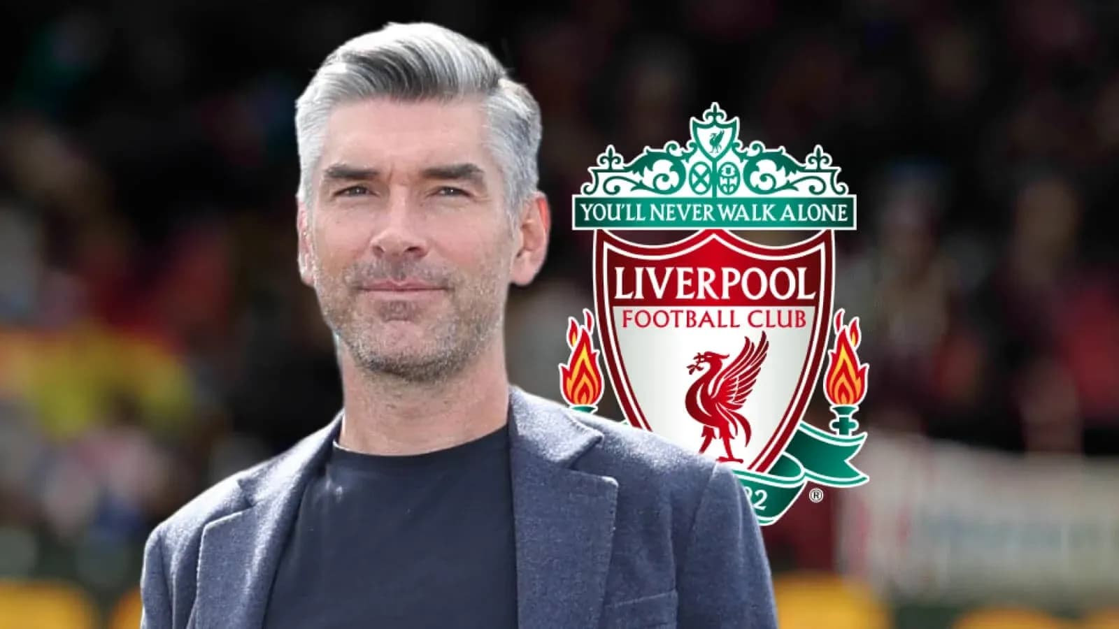 Hombre posando con el escudo de Liverpool FC Hombre posando con el escudo de Liverpool FC
