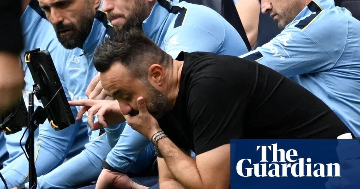 Entrenador preocupado en el banquillo durante el partido Entrenador preocupado en el banquillo durante el partido