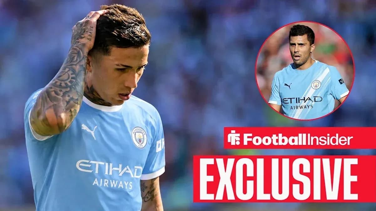 Jugador de Manchester City con camiseta azul, preocupado Jugador de Manchester City con camiseta azul, preocupado
