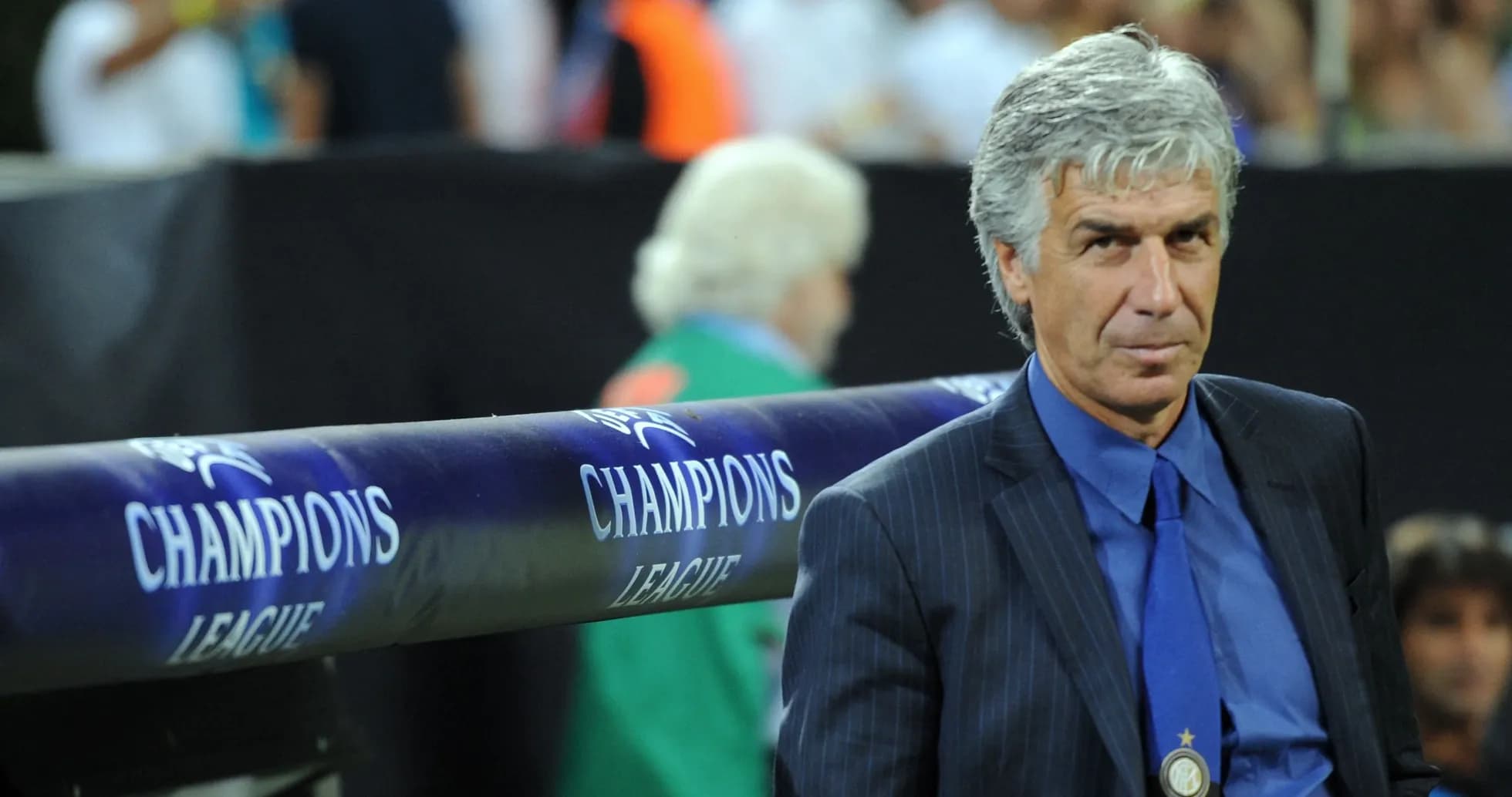 Entrenador en la zona técnica durante un partido Entrenador en la zona técnica durante un partido