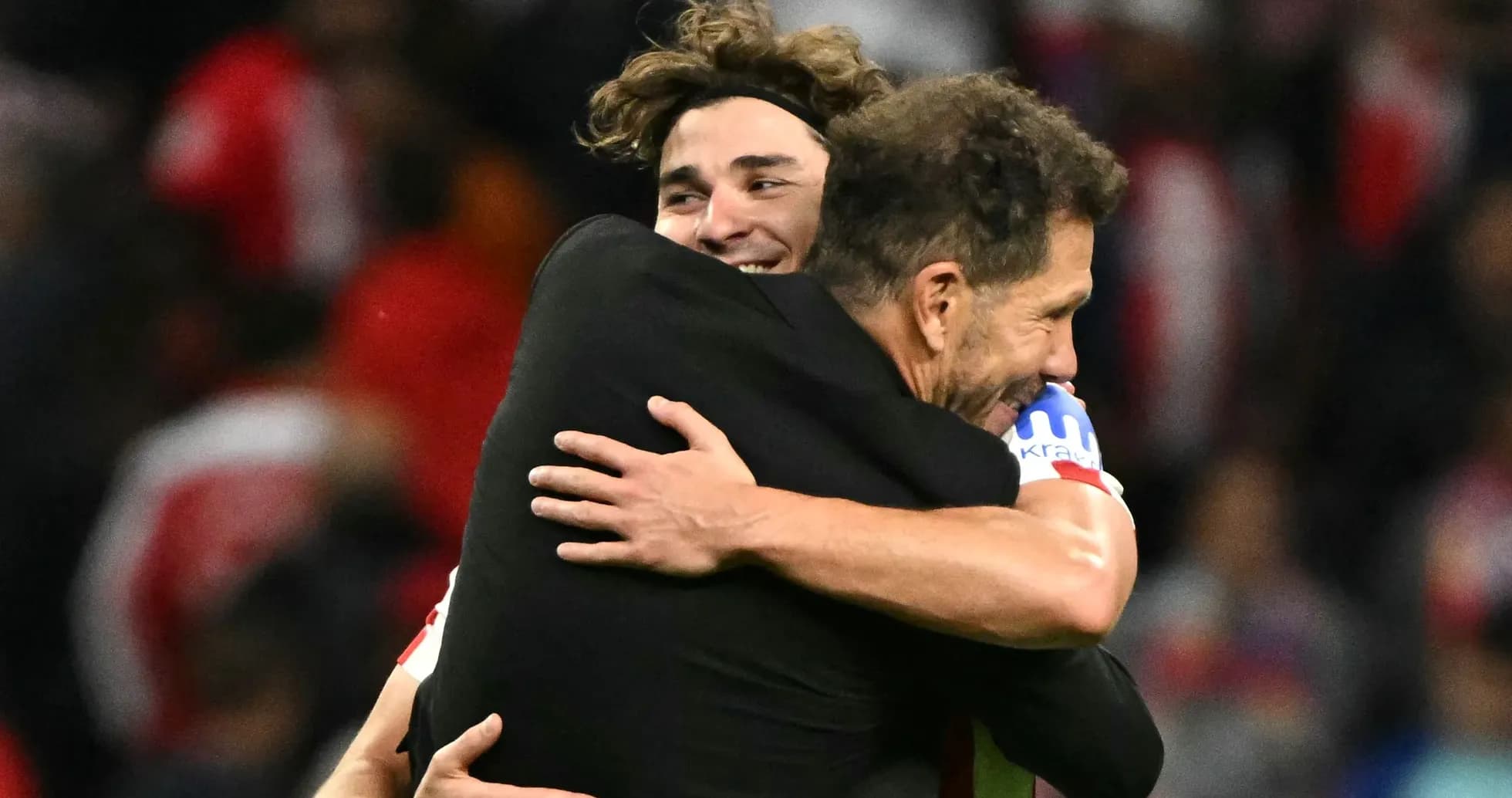 Entrenador y jugador abrazándose tras el partido Entrenador y jugador abrazándose tras el partido