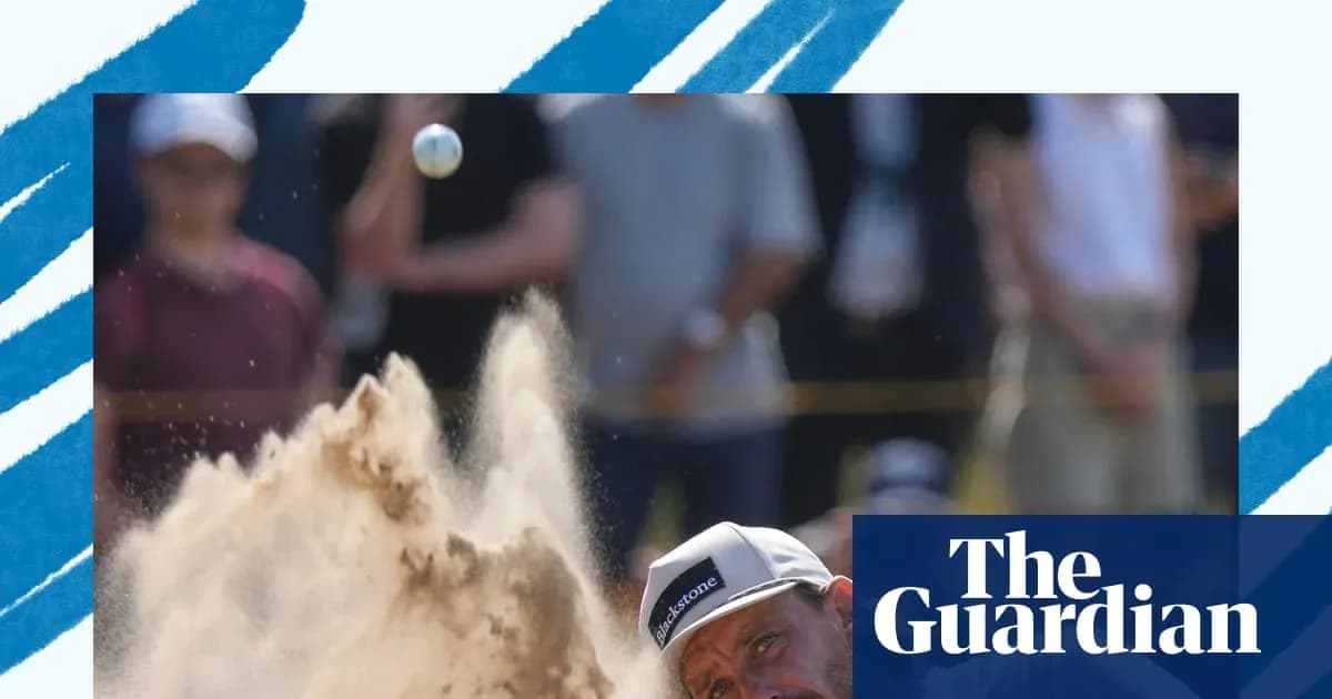 Jugador de golf golpeando la bola desde la arena Jugador de golf golpeando la bola desde la arena