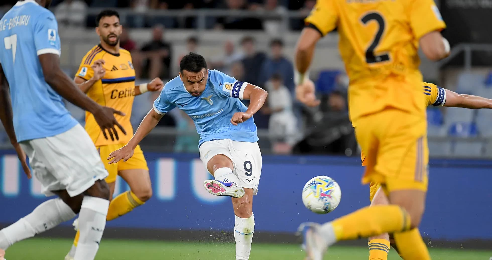 Un jugador de Lazio dispara a puerta Un jugador de Lazio dispara a puerta