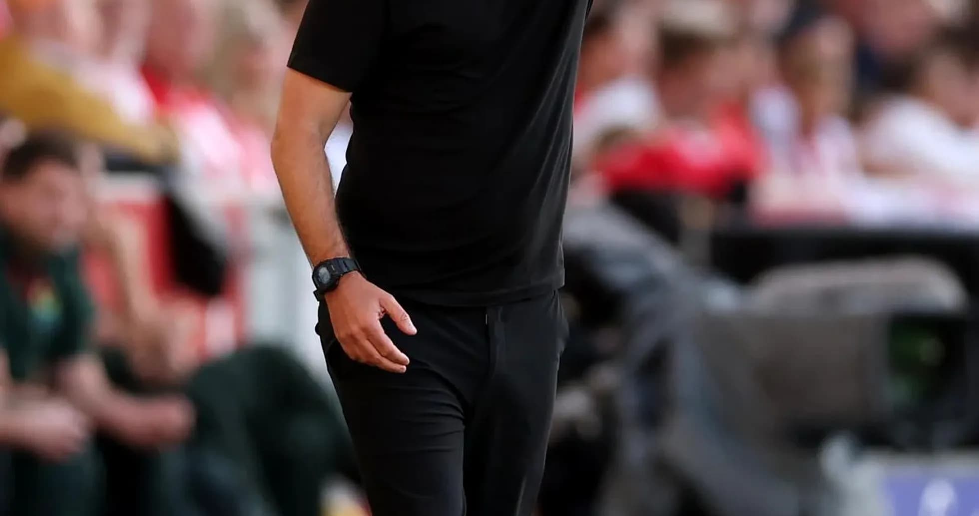 Entrenador dirigiendo a su equipo desde la línea de banda Entrenador dirigiendo a su equipo desde la línea de banda