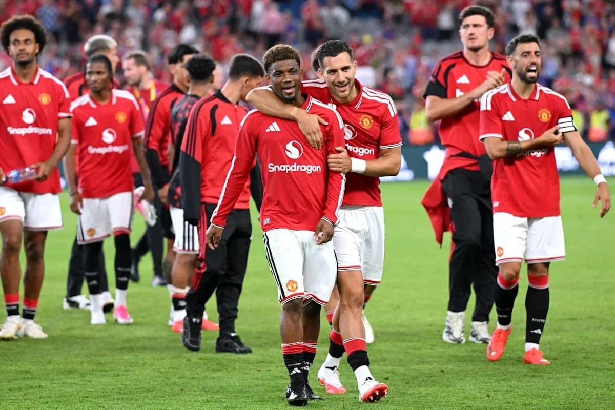 Jugadores de Manchester United celebrando en el campo Jugadores de Manchester United celebrando en el campo